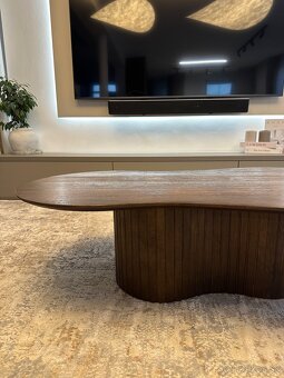 Konferenčný stolík z tmavého dreva so zaobleným dizajnom - 2