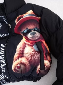 Trendy damska zimna cierna bunda s potlacou a kamienkami - 2