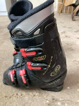 Predaj starších lyžiarok a lyží - 2