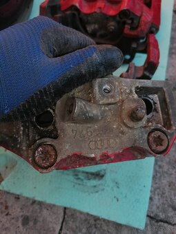 Brzdové strmene a4 b7 - 2