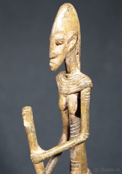 Soška z kmeňa Dogon – bronzová žena s tĺčikom (Mali) - 2