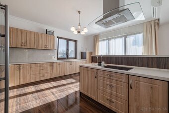 KOMÁROVCE - 4 IZBOVÝ RD 360 M2 SO SAUNOU, POZEMOK 3.629 M2 - 2