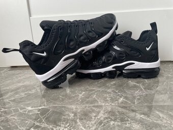 NIKE AIR VAPORMAX PLUS - 2