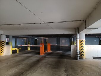 Parkovacie miesto v Polygone vedľa autobusovej stanice - 2