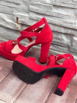 Krásne sýto červené topánky - 2