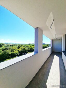 NOVOSTAVBA - PREDÁM 3 IZBOVÝ BYT S VEĽKOU LOGGIOU - 2