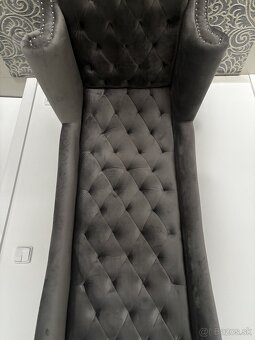 Predám Exkluzívne kreslo strieborno sivej farby Chesterfield - 2