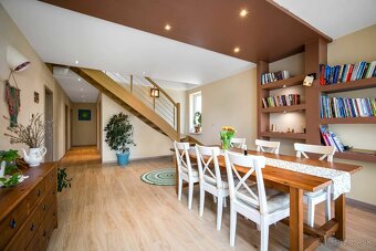 Moderný 6-izbový rodinný dom s veľkou záhradou, altánkom a b - 2