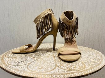 Sandále na opätku so strapcami - 2