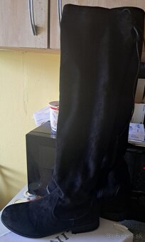 Čierne čižmy. - 2