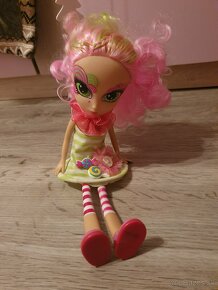 Bábika s ružovými vlasmi - 2