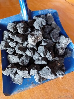 predám koxové uhlie cena 25e za 25kg vreco - 2