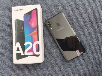 Samsung Galaxy A20 malo zachovalý - 2