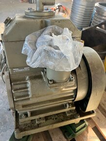 Vákuová rotačná pumpa Balzers - 2