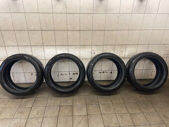 Letné pneu 235/40 r19 - 2