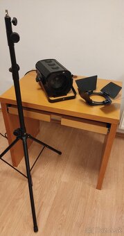 2× štúdiové svetlá – komplet so statívmi a žiarovkami - 2