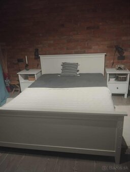 posteľ a nočné stolíky - 2