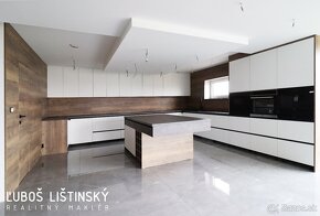 REZERVOVANÝ - Rodinný dom s úžit. ploch. 300m2, obec Nemešan - 2