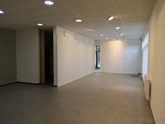 Predaj - obchodný priestorna prízemí o výmere 82,64 m2, Brat - 2