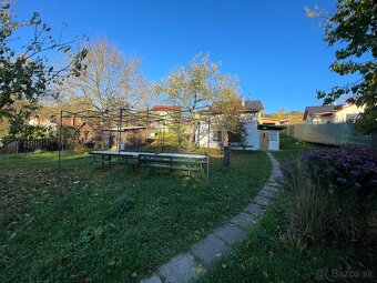 Predam pozemok s rozlohou 916 m² s chatkou a garážou - 2