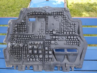 Predám spodný kryt motora na VW Golf 5, Octavia II - 2