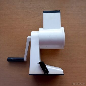 Mlynček na strúhanie zeleniny a orechov - 2