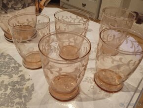 Ružový krčah s pohármi - 2