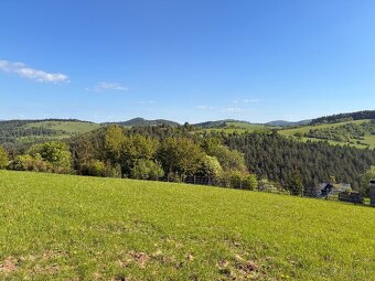 Slnečný pozemok s panoramatickými výhľadmi v Dolnom Hričove - 2