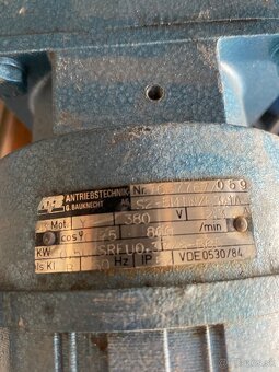 Predam elektromotor s prevodovkou - 2