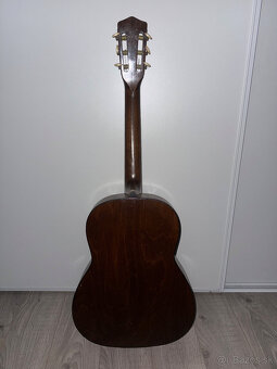 Staršia akustická gitara - 2