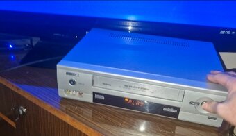 videorekordér VHS . Daewoo a HiFi stereo SONY - 2