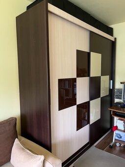 Skriňa s posuvnými dverami – výborný stav - 2