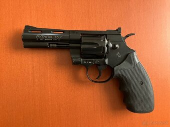 Predám airsoft revolver Colt Python 357 CO2 + príslušenstvo - 2