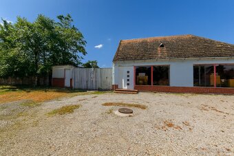 Na predaj priestranný pozemok s rodinným domom v Moste pri B - 2