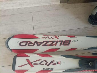 lyžiarky a lyže Atomic - 2