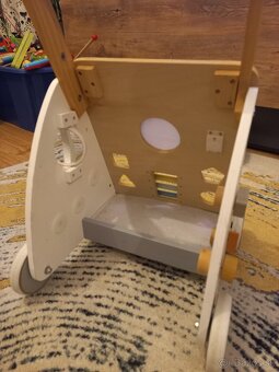 Drevene choditko Janod s aktivitami - 2