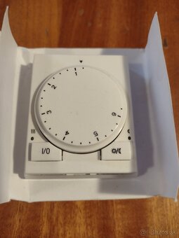 ABB termostat univerzálny - 2
