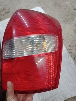 Mazda 323f z roku 2001-náhradné diely - 2