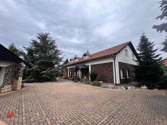 Výnimočná 9-izbová nehnuteľnosť s veľkým pozemkom – ideálna - 2