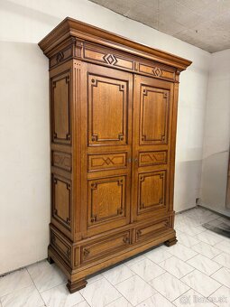 Starožitná šatní skříň - 2