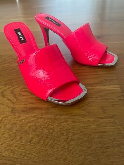 DKNY šľapky nové - - 2