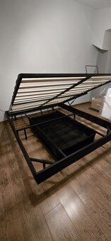 levitujúca posteĺ - 2