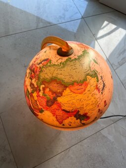 Svietiaci glóbus - 2