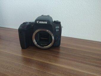 Canon EOS 77D - 2