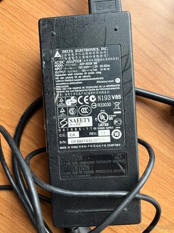 AC/DC adapter 19V 90W pre notebook - 2