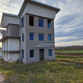 Exkluzívne rozostavaný dom a hosp. objekt v obci Veľké Lovce - 2