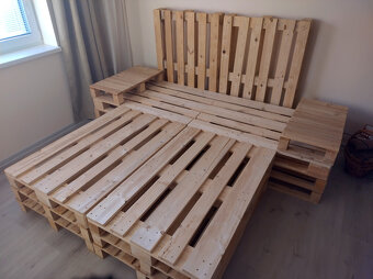 NOVA CENA.Vysoká manzelská paletová postel so stolíkmi,čelo - 2