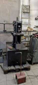 Hydraulický kombinovaný stroj 25 t Nelson použitý - 2