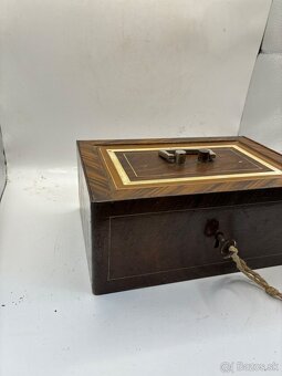 Starožitný kovový trezor - 2