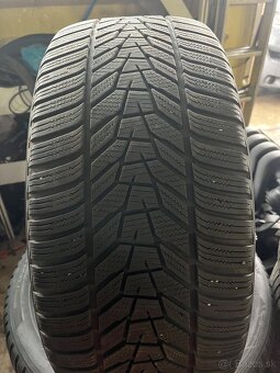 255/40R20 - 2